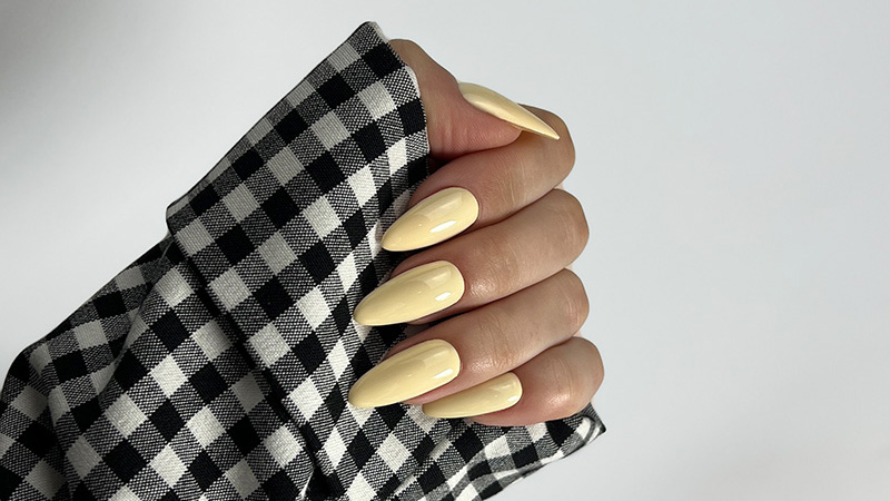 Ніжний манікюр, нафарбований гель-лаком IZZY Premium Cream у выдтынку вершкового масла